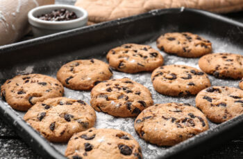 A picture of cookies that have just come from the oven.